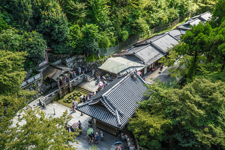 俯瞰京都清水寺的古庙宇摄影图