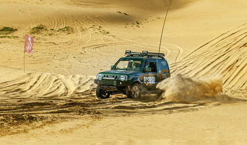 沙漠求生摄影照片_内蒙古库布其沙漠国际赛车摄影图