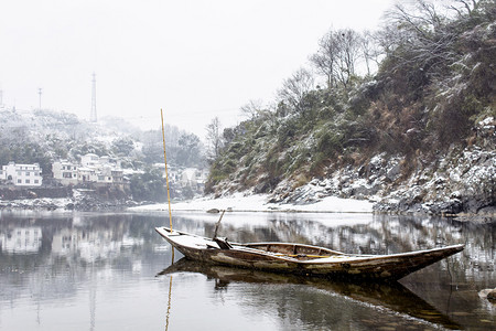 冬季冰雪和河流小船摄影图