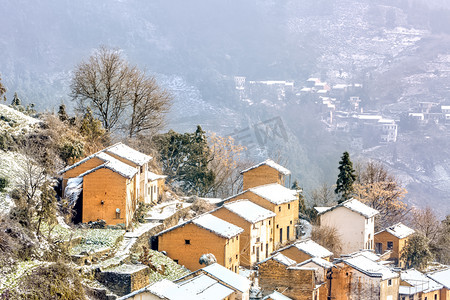 村落白雪和树木摄影图