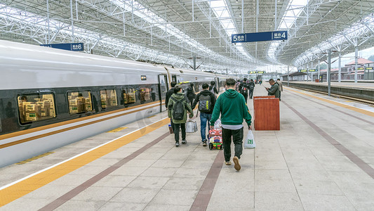 高铁火车站旅客乘车摄影图