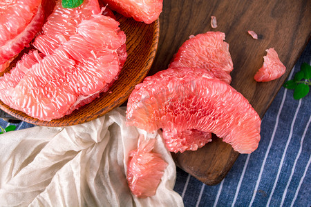 美食水果红柚子果肉摄影图