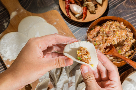 年夜饭摄影照片_包饺子摄影图