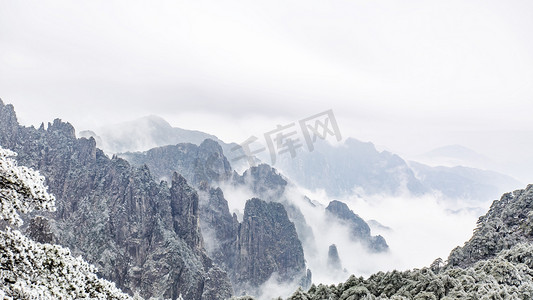 冬天白雪山峰和云海摄影图