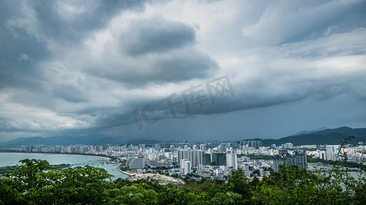 黑云压城摄影照片_三亚暴风雨摄影图