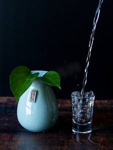 白酒倒酒摄影图片-白酒倒酒摄影作品-千库网