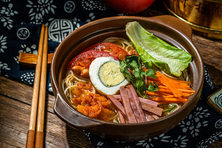 餐饮美食砂锅面摄影图