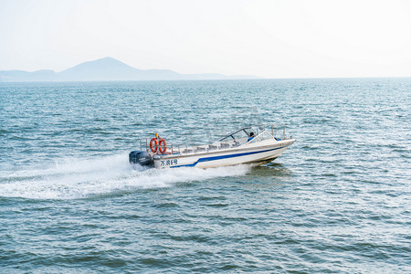 太湖船菜摄影照片_无锡太湖上飞驰摩托艇摄影图