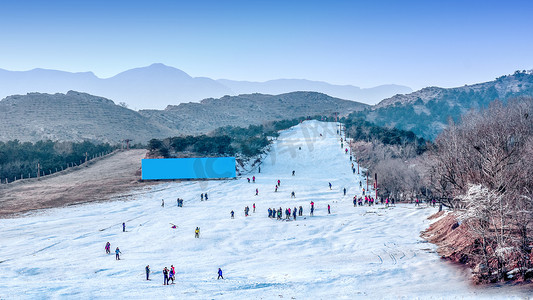 滑雪线描摄影照片_内蒙古冬季滑雪场滑雪摄影图