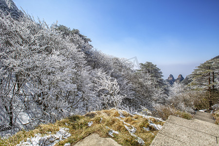 冬季山摄影照片_冬季雾凇和台阶摄影图