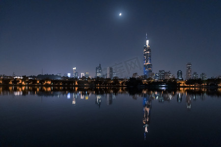 夜晚的月亮摄影照片_夜晚的南京玄武湖风光摄影图