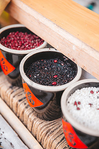 乌龙黑米茶摄影照片_装在罐子里的五谷杂粮