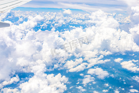 蓝天白云云端飞机机翼摄影图
