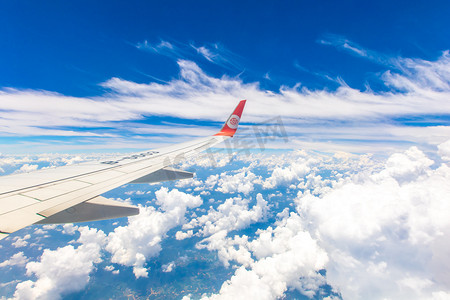 飞机png矢量摄影照片_蓝天白云云端飞机机翼摄影图