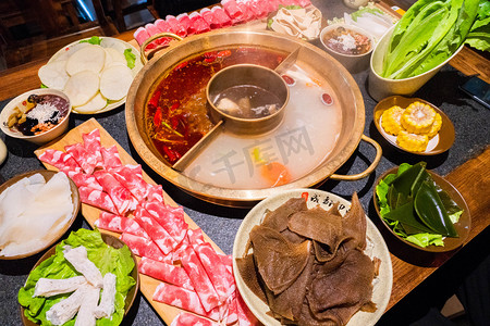 水彩火锅摄影照片_餐饮美食鸳鸯火锅食材