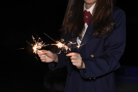 节日素材摄影照片_夜晚手持烟花棒节日素材