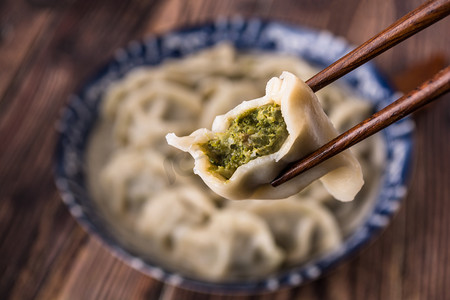 饺子冬至摄影照片_美食筷子韭菜馅水饺摄影图