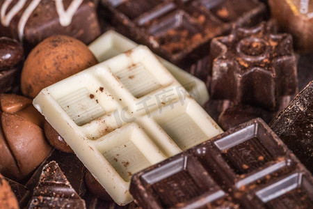 巧克力融化字摄影照片_巧克力食品