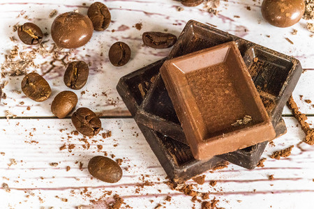 糖豆小人摄影照片_巧克力豆巧克力