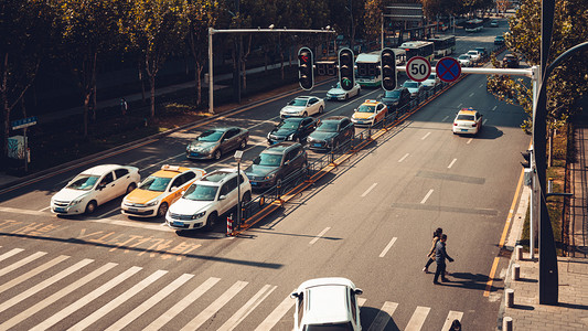 消防员马路上救火摄影照片_武汉城市交通摄影图