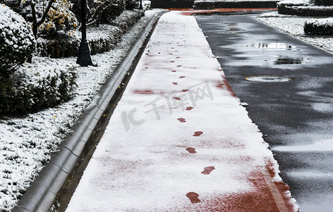 小区下雪摄影照片_下雪后的红色跑道