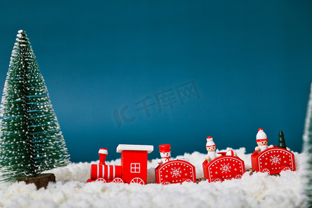 圣诞摄影照片_雪地上的是圣诞小火车素材