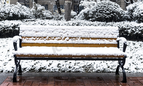 下雪后的椅子