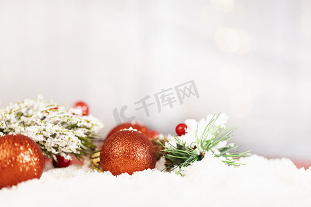 月季花和雪人摄影照片_圣诞节圣诞球圣诞雪景西方节日