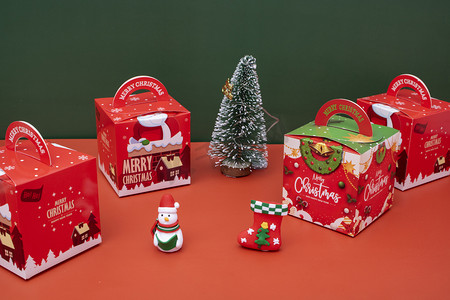 礼盒实物摄影照片_冬季圣诞节平安夜元素搭配背景纯底实物图