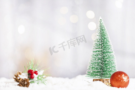 海报摄影照片_圣诞树圣诞球圣诞雪景圣诞氛围海报