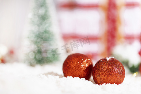 新年雪地摄影照片_圣诞雪地圣诞球圣诞海报圣诞节