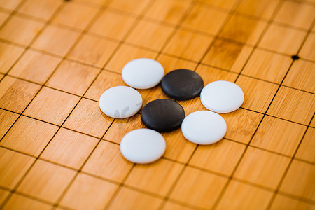 围棋棋盘上的黑白棋子