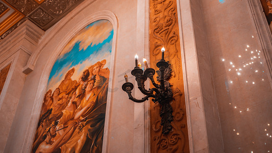 海外摄影照片_意大利教堂内的盏灯摄影图