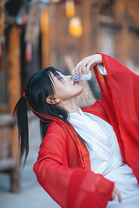古风喝酒摄影照片_端杯喝酒的古代女子