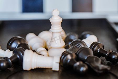 游戏王龙卡摄影照片_国际象棋白王和倒下的棋子