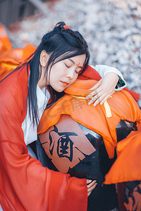 醉抱酒坛的汉服女子