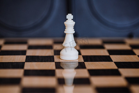 国际象棋棋盘上孤单的白王