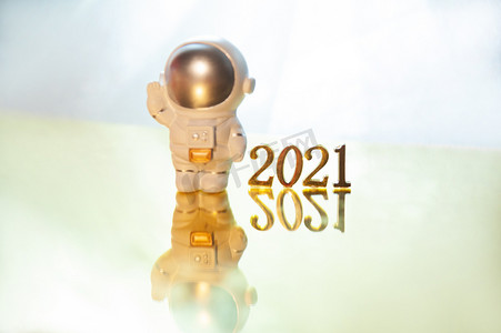 2021摄影照片_太空人金属数字2021