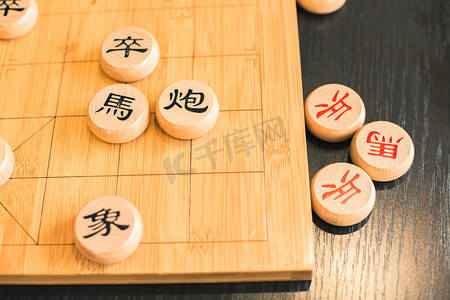 中国象棋棋盘摄影照片_中国象棋棋盘和棋盘下的棋子对比