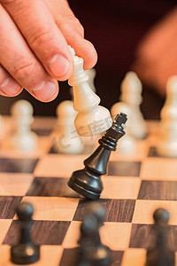 古人博弈摄影照片_国际象棋黑棋和白棋的对决
