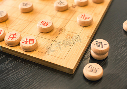 中国象棋在棋盘上的红棋子和落败的黑棋子