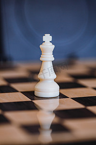 游戏王龙卡摄影照片_国际象棋棋盘上的白王特写
