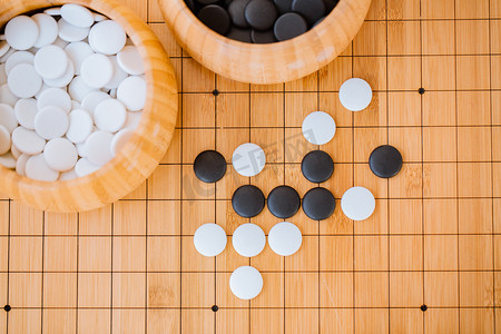 棋盘上的棋子和棋罐里的棋子