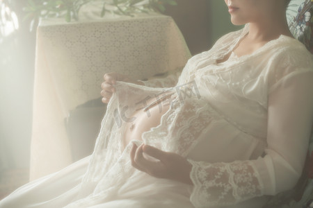 生命人寿保险摄影照片_室内孕妇艺术写真