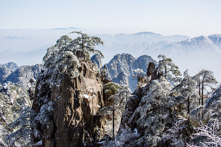冬季山摄影照片_冬天树木山峰和白雪摄影图