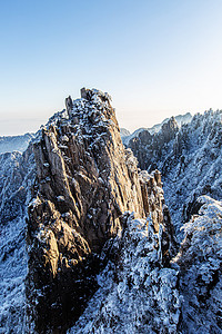 冬季岩石山峰和白雪摄影图
