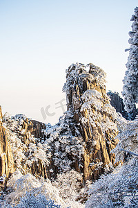 冬季山峰岩石和白雪摄影图
