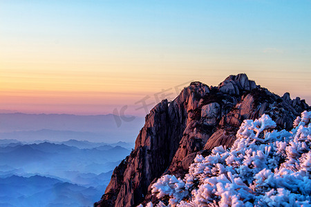 冬天山峰朝霞和白雪摄影图