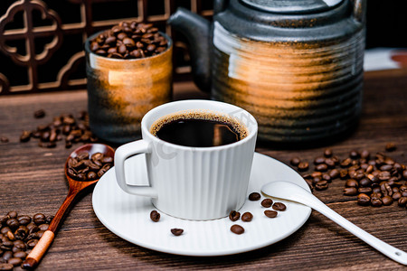 复古标签贴摄影照片_冬季室内一杯黑咖啡散落咖啡豆摄影图