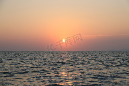 早安你好摄影照片_春夏大海沙滩夕阳落日黄昏